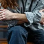 entdecken sie, warum menschen unbewusst bestimmte körperhaltungen einnehmen, wenn sie ein gespräch beenden möchten, und was diese nonverbalen signale bedeuten.